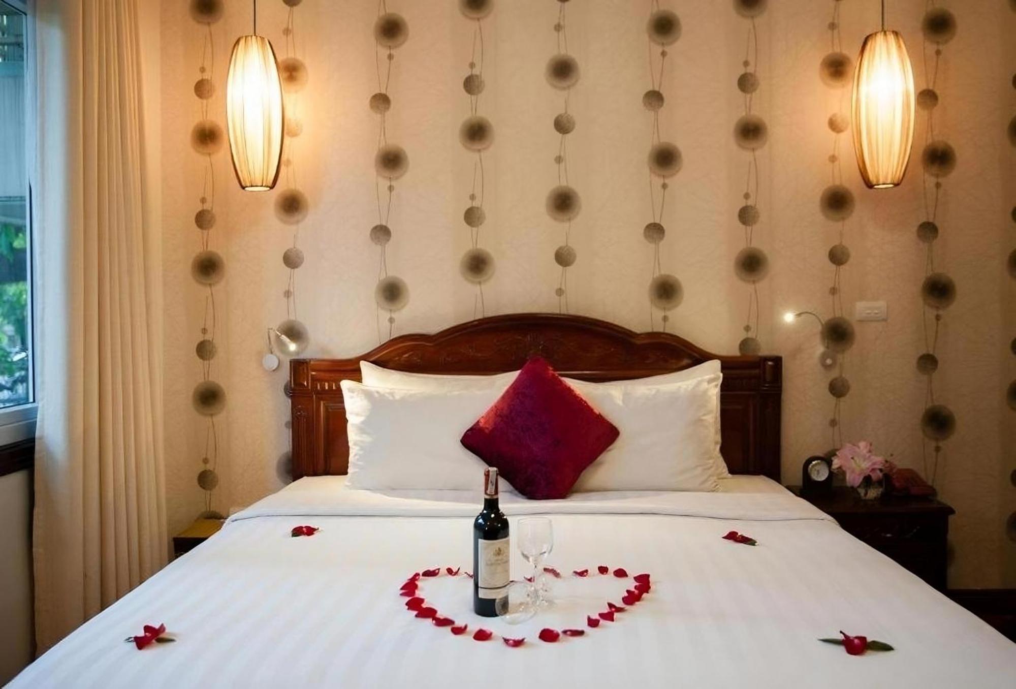 Golden Moon & Travel Hotel